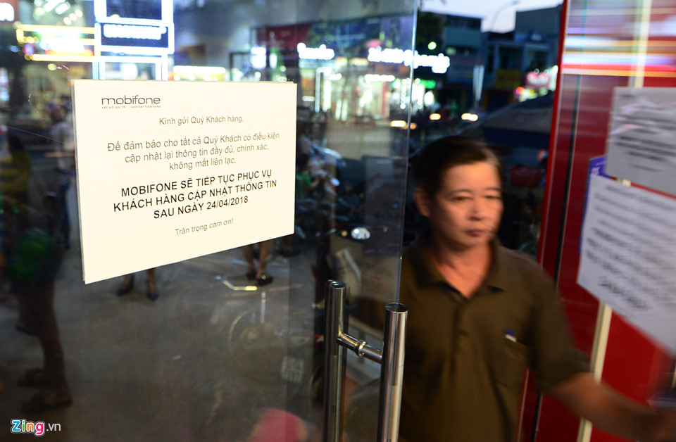 Quầy giao dịch của nhà mạng ở Sài Gòn chật cứng người chờ chụp hình